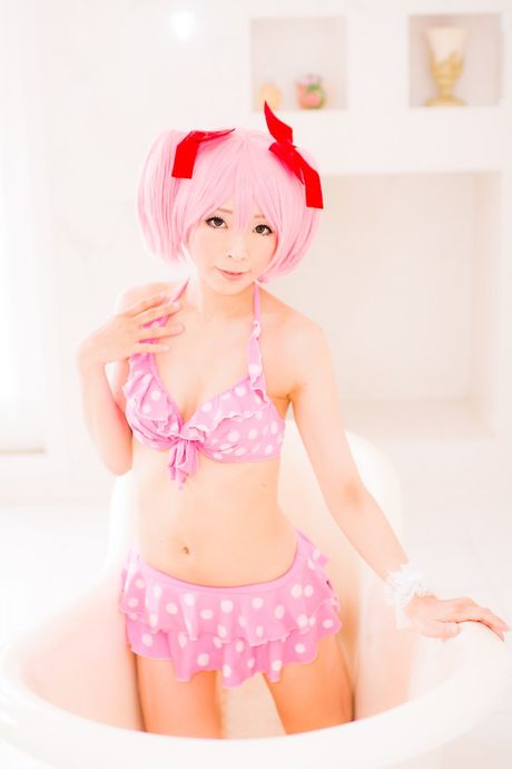 アジア美人の真白ゆきが巨乳を露わにしてビキニ姿でポーズをとる