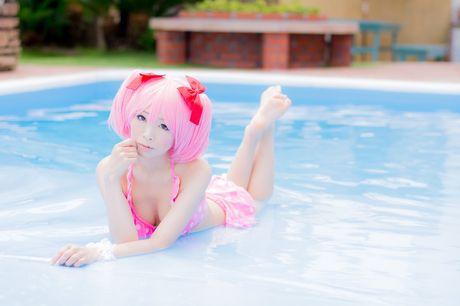 アジア美人の真白ゆきが巨乳を露わにしてビキニ姿でポーズをとる