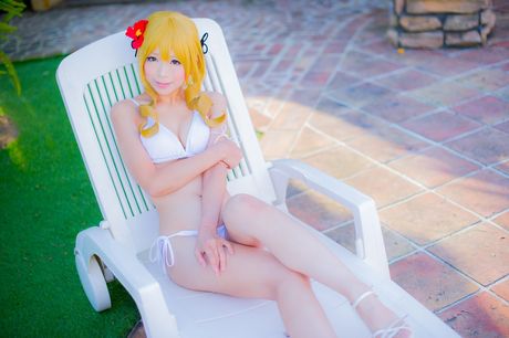 金髮日本女孩 Yuki Mashiro 在進入游泳池前脫掉比基尼