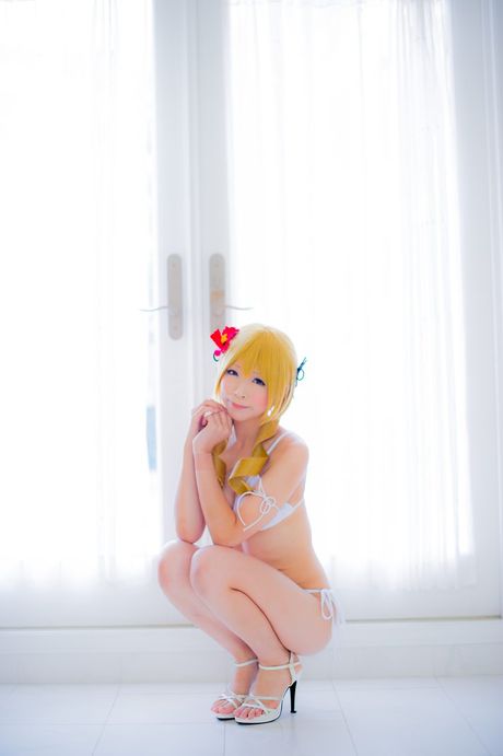 金髪の日本人女性、真白ゆきがプールに入る前にビキニを脱ぐ