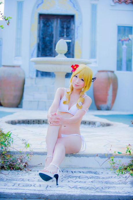 金髮日本女孩 Yuki Mashiro 在進入游泳池前脫掉比基尼