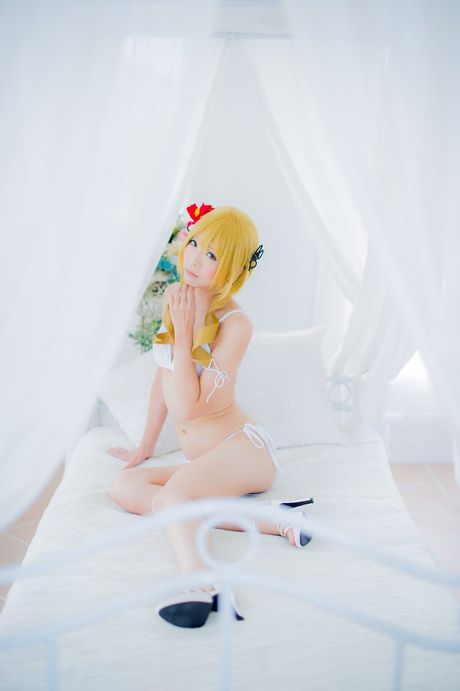 金髪の日本人女性、真白ゆきがプールに入る前にビキニを脱ぐ