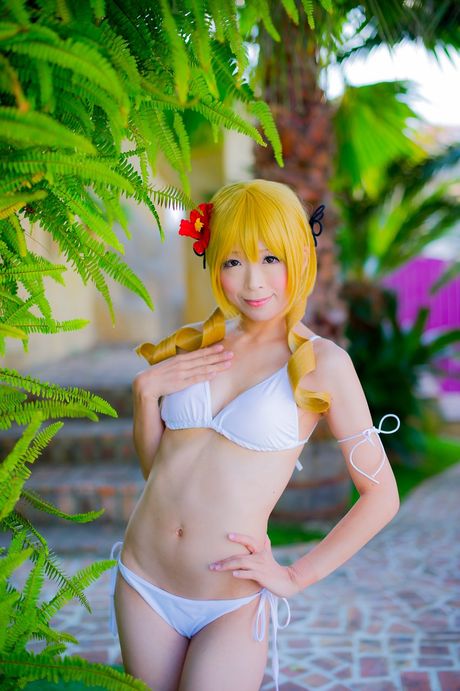 金髮日本女孩 Yuki Mashiro 在進入游泳池前脫掉比基尼