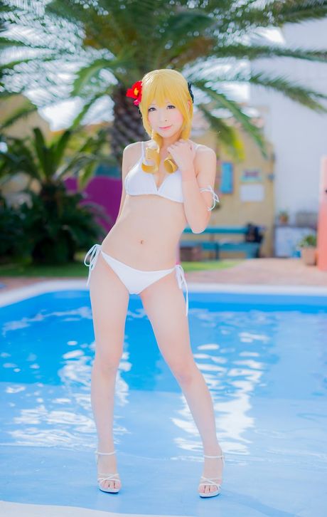 金髮日本女孩 Yuki Mashiro 在進入游泳池前脫掉比基尼