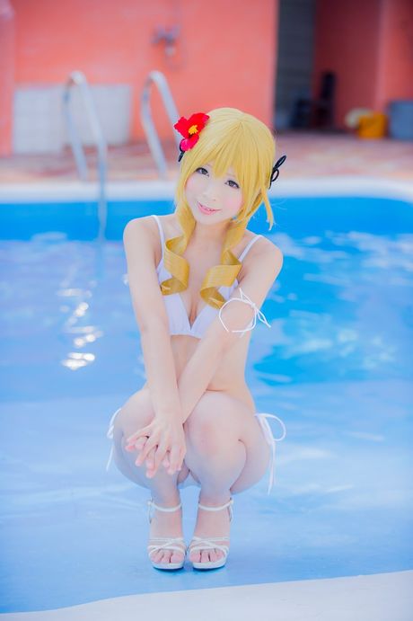 金髮日本女孩 Yuki Mashiro 在進入游泳池前脫掉比基尼