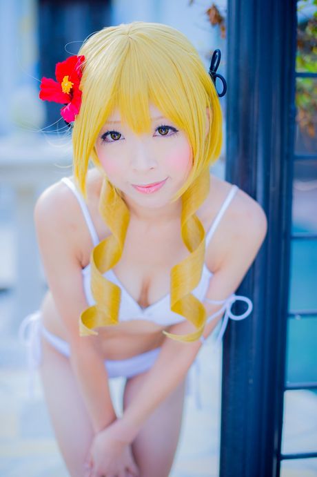 Blond japansk pige Yuki Mashiro tager sin bikini af, før hun går i en pool