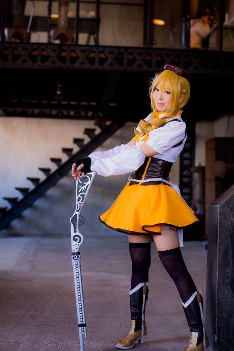 Lyshåret japansk skønhed Yuki Mashiro bærer en hat og handsker, mens hun er model iført et korset