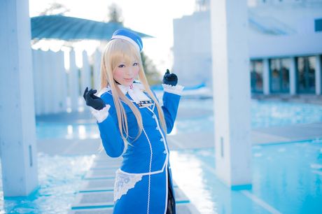 Den langhårede blondine viser sin sexede krop solo