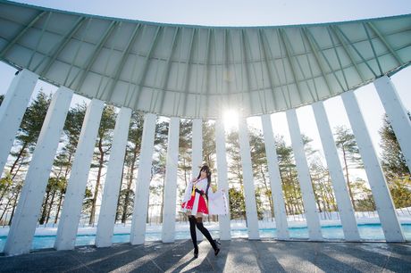 アジアの美女、真白ゆきが大きなお尻を披露し、ソロでポーズをとる