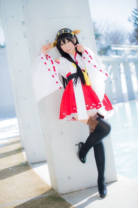 アジアの美女、真白ゆきが大きなお尻を披露し、ソロでポーズをとる