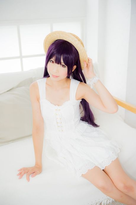 Asiatisk teenager Yuki Mashiro fjerner en hvid kjole før en fingerfuck