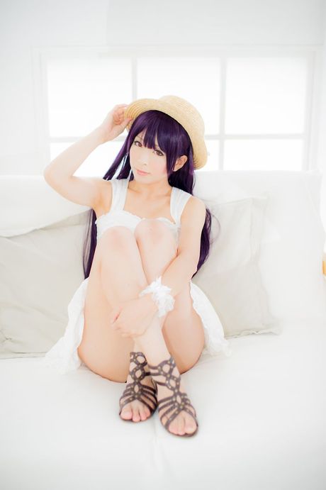 Asiatisk teenager Yuki Mashiro fjerner en hvid kjole før en fingerfuck