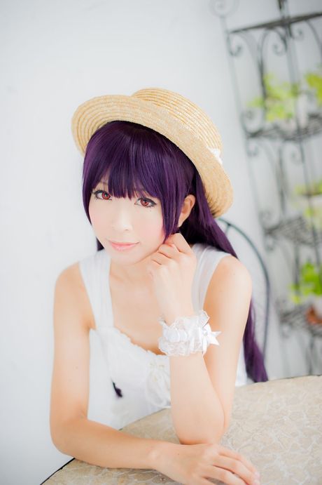 Asiatisk teenager Yuki Mashiro fjerner en hvid kjole før en fingerfuck