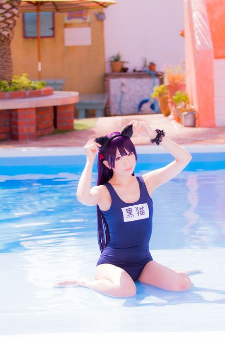 アジアの美女、真白ゆきがプールで裸になりながら狐のしっぽを着ける