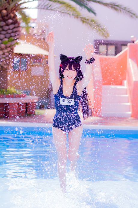 Asiatisk babe Yuki Mashiro bærer en rævehale, mens hun bliver nøgen i en pool