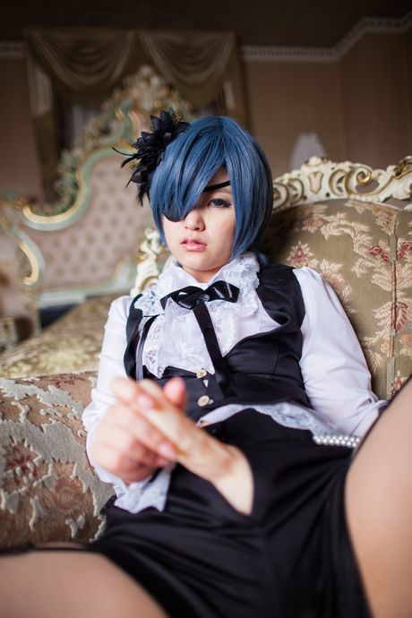 Den asiatiske skønhed Tuna Kimura har kort hår, mens hun er model iført strømpeholder