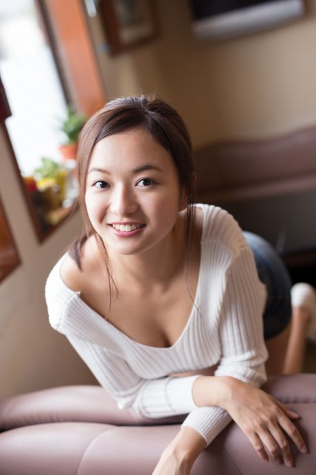 Brunøjede japanske babe Mayumi Yamanaka viser sine store jugger