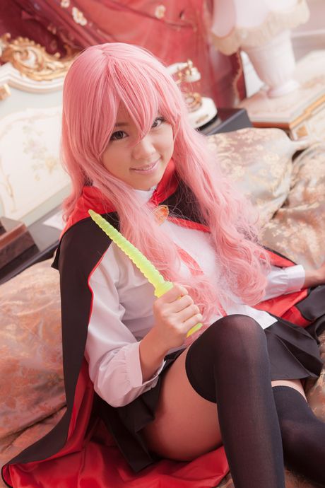 Asiatisk covergirl Love Saotome viser sine små bryster frem og poserer i strømpebukser