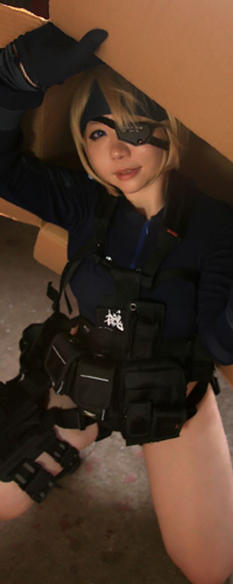 Asian model Higurashi Rin displays her perfect ass and poses in a solo