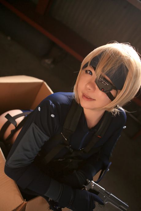 Asian model Higurashi Rin displays her perfect ass and poses in a solo