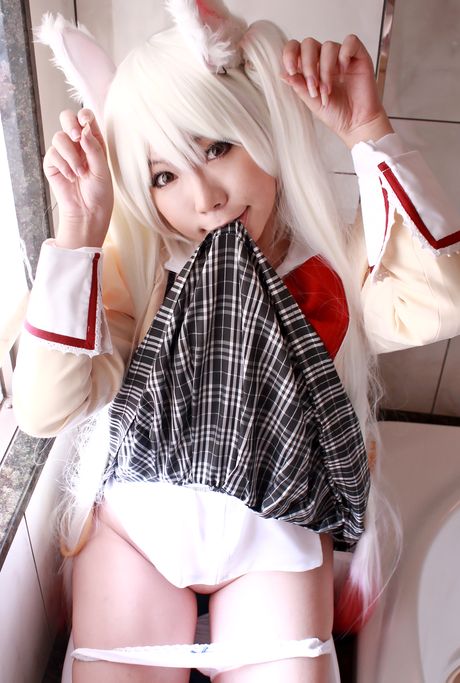 日暮凜脫下白色內褲，展現她火辣的身材