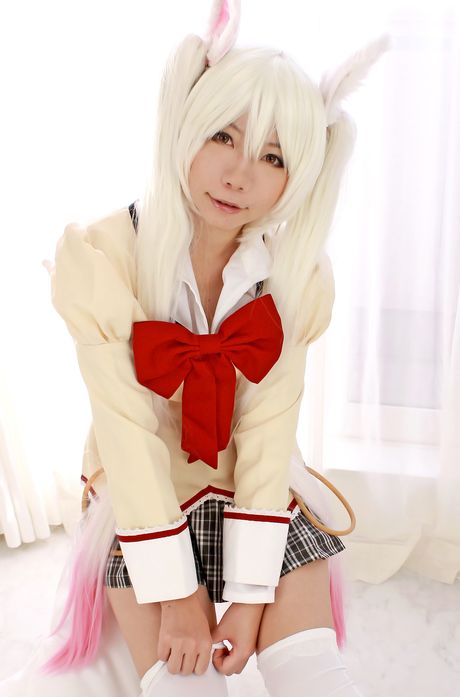 日暮凜脫下白色內褲，展現她火辣的身材