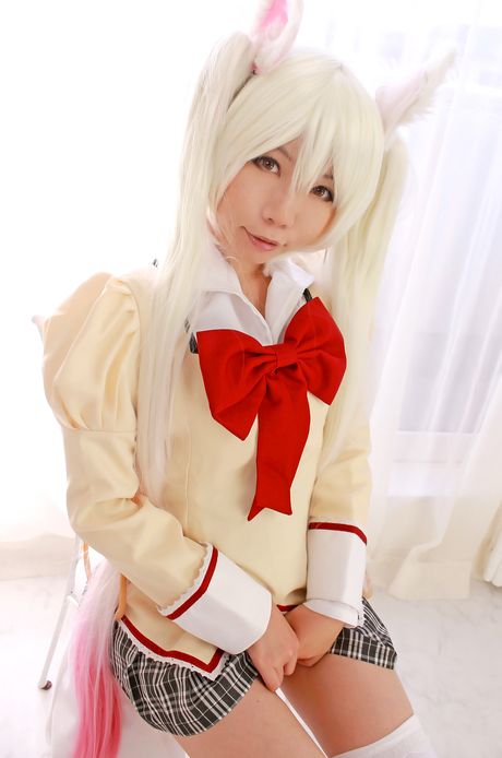 日暮凜脫下白色內褲，展現她火辣的身材