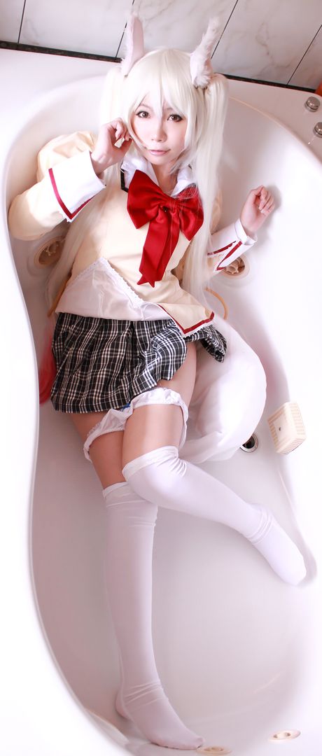 日暮凜脫下白色內褲，展現她火辣的身材