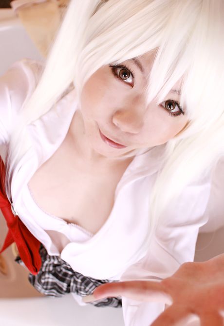 日暮凜脫下白色內褲，展現她火辣的身材