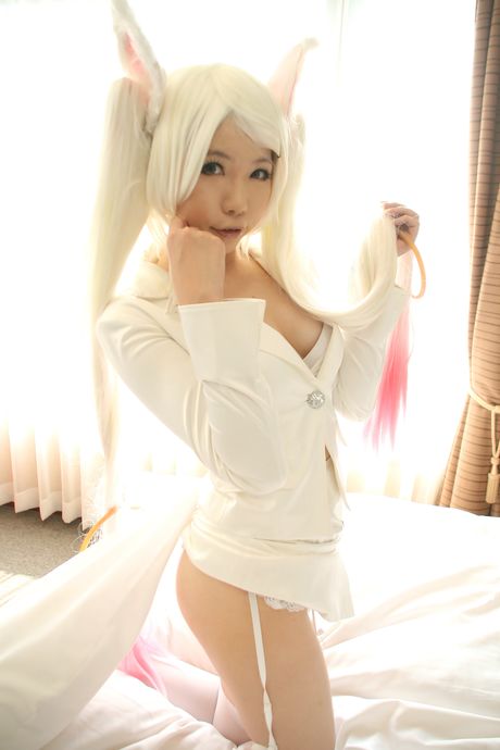 金髮日本少女日暮凜身穿白色內褲，戴著狐狸面具