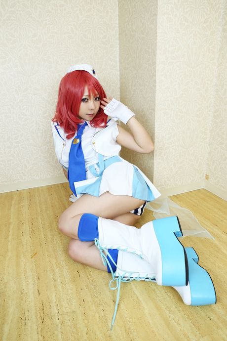 Den asiatiske pige Higurashi Rin fremhæver sin sexede røv og poserer i en hvid uniform