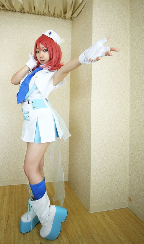 Asian girl Higurashi Rin highlights her sexy butt and poses in a white uniform