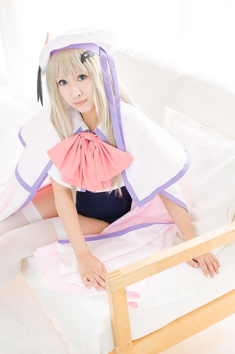 金髮日本女孩 Akira Rito 穿著白色絲襪在毛巾上裸體