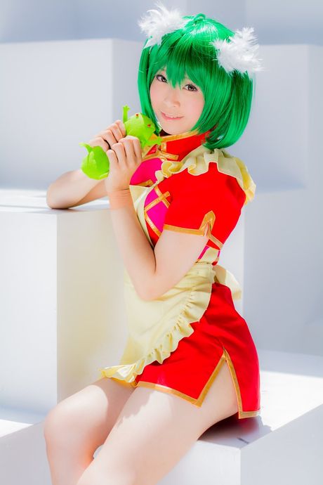 アジアの美女、真白ゆきが小さなおっぱいを披露し、メイド服を着てポーズをとる