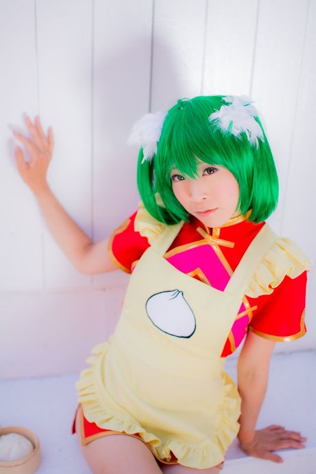 Asiatisk babe Yuki Mashiro præsenterer sine små bryster og poserer i en stuepigeuniform