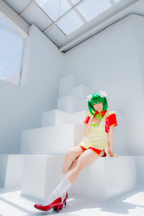 Asiatisk babe Yuki Mashiro præsenterer sine små bryster og poserer i en stuepigeuniform