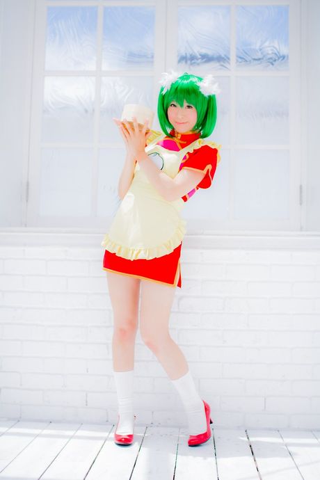 Asiatisk babe Yuki Mashiro præsenterer sine små bryster og poserer i en stuepigeuniform