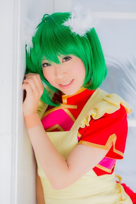 Asiatisk babe Yuki Mashiro præsenterer sine små bryster og poserer i en stuepigeuniform