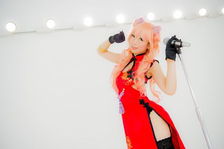 Asian stunner Yuki Mashiro wears a fox tail and gloves while modelling