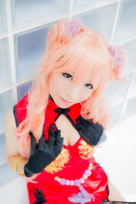 アジアの美女、真城ゆきがモデルとしてキツネのしっぽと手袋を着用