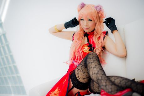 Den asiatiske skønhed Yuki Mashiro har en rævehale og handsker på, mens hun er model.