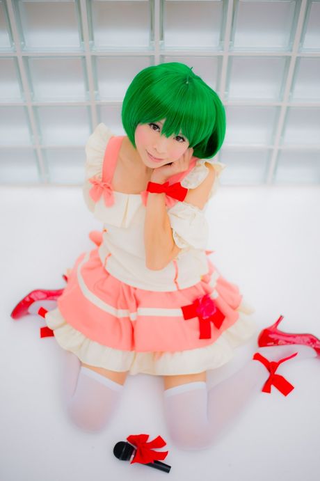 Sexet asiatisk teenager Yuki Mashiro viser sine små bryster og poserer i strømpebukser