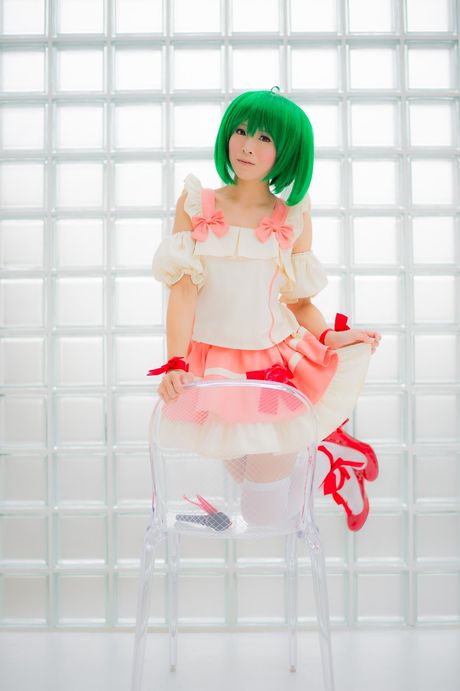 Sexet asiatisk teenager Yuki Mashiro viser sine små bryster og poserer i strømpebukser