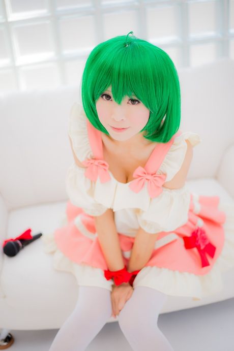 性感亞洲女孩 Yuki Mashiro 展示她嬌小的乳房並穿著絲襪擺姿勢