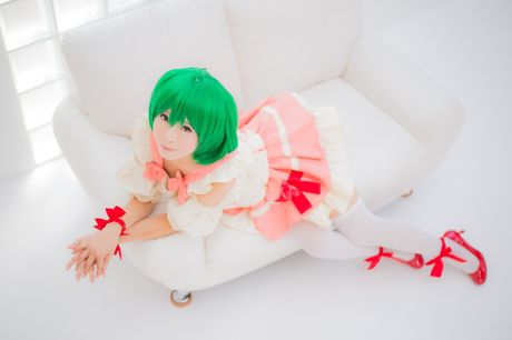 Sexet asiatisk teenager Yuki Mashiro viser sine små bryster og poserer i strømpebukser