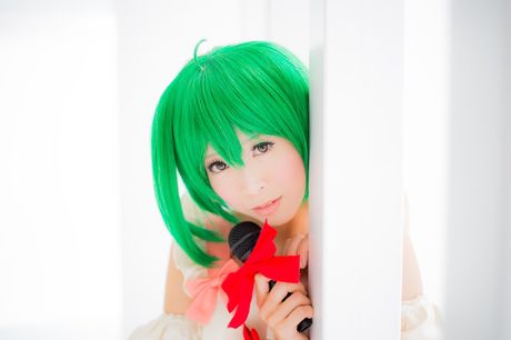 Sexet asiatisk teenager Yuki Mashiro viser sine små bryster og poserer i strømpebukser