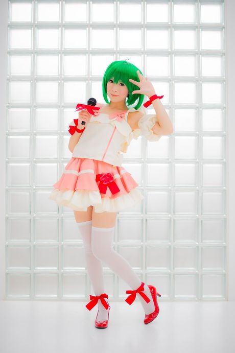 Sexet asiatisk teenager Yuki Mashiro viser sine små bryster og poserer i strømpebukser