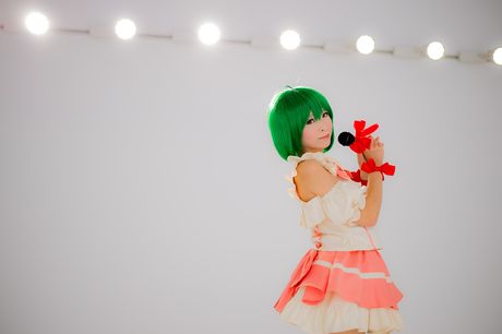 Sexet asiatisk teenager Yuki Mashiro viser sine små bryster og poserer i strømpebukser