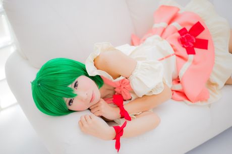 Sexet asiatisk teenager Yuki Mashiro viser sine små bryster og poserer i strømpebukser