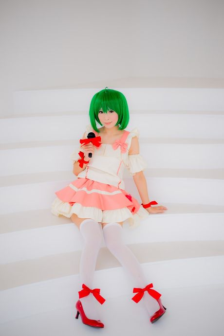 Sexet asiatisk teenager Yuki Mashiro viser sine små bryster og poserer i strømpebukser